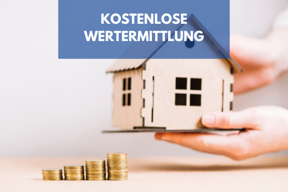 Kleine Geldstapel und Haus Modell aus Holz, Überschrift "Kostenlose Wertermittlung".