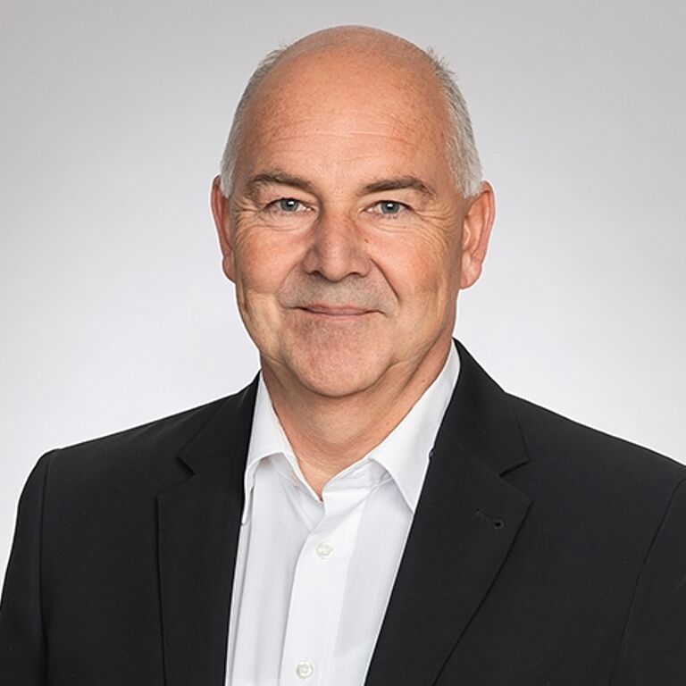 Angestellter Peter Simbürger.