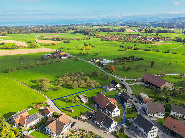 Attraktives Bauland mit Bauernhaus