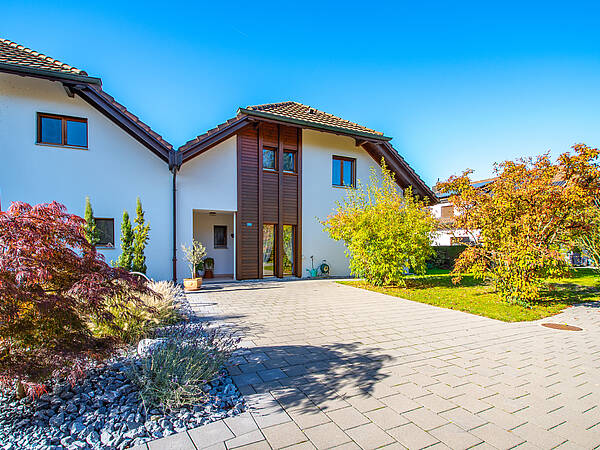 Familientraum in grosszügigem Reiheneckhaus mit Ausblick ins Grüne