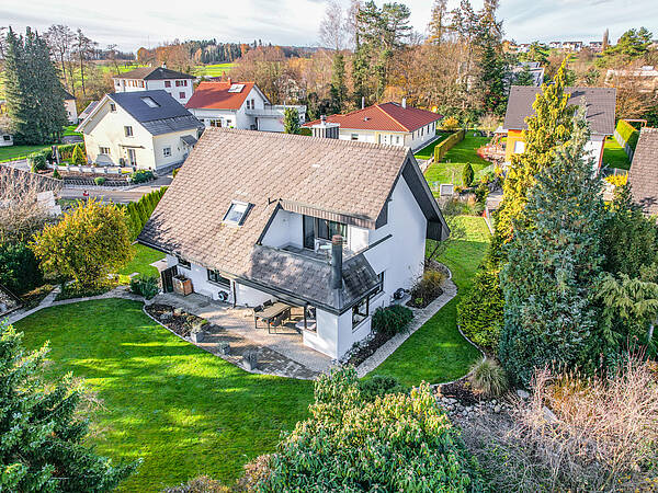 Schickes, freistehendes Einfamilienhaus mit prächtigem Garten