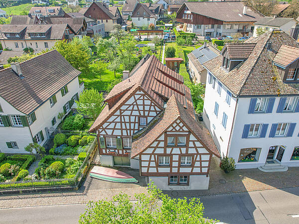Uriges Riegelhaus mit Wohneinheiten und Ferienhäuschen in Seenähe