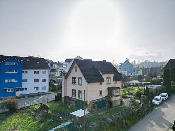 Attraktives Haus mit Renovierungsmöglichkeiten auf grossem Grundstück