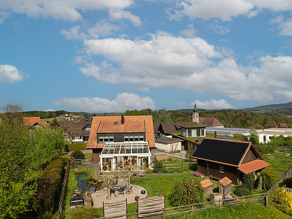 Charmantes Landhaus mit Garten und Bergblick in idyllischer Natur