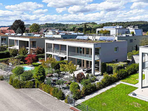 Modernes Zuhause mit Gartenoase und Blick ins Grüne